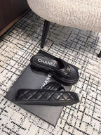 THICK-SOLED THONG SLIPPERS IN BLACK CALFSKIN