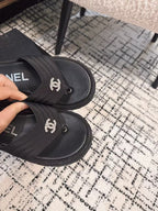 THICK-SOLED THONG SLIPPERS IN BLACK DENIM