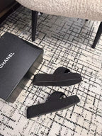 THICK-SOLED THONG SLIPPERS IN BLACK DENIM