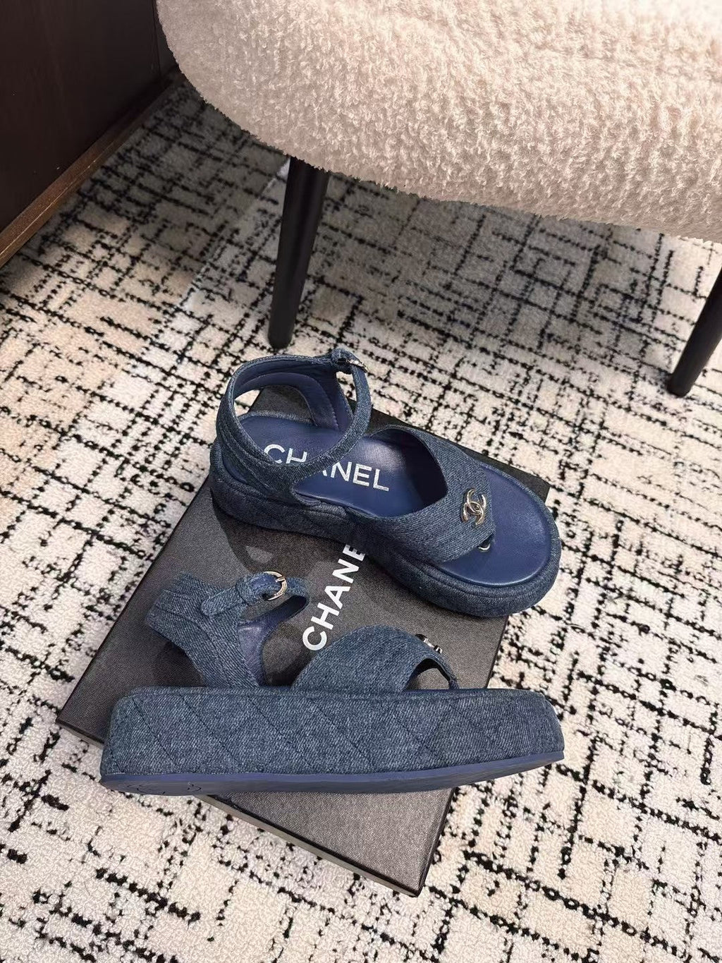 THICK-SOLED THONG SANDAL IN NAVY BLUE DENIM