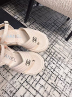 THICK-SOLED THONG SANDAL IN WHITE CREAM LAMBSKIN