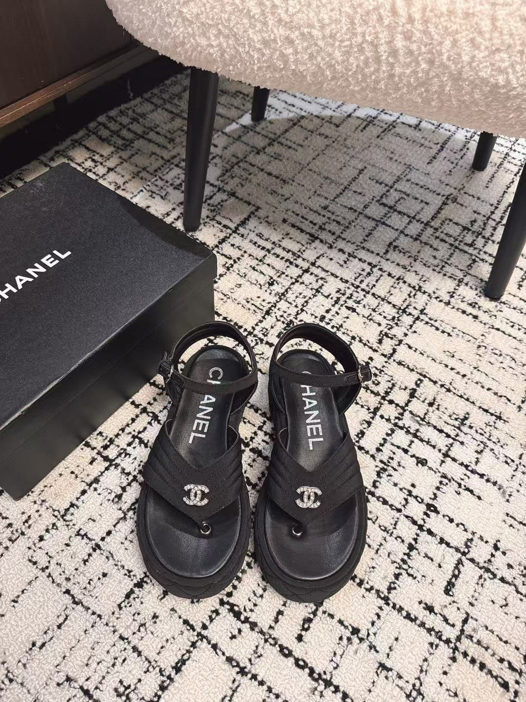 THICK-SOLED THONG SANDAL IN BLACK DENIM