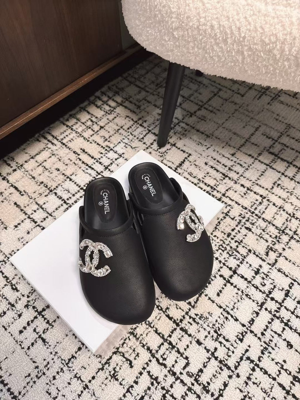 FLAT MULES IN BLACK CALFSKIN