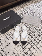 FLAT SLINGBACKS IN WHITE CALFSKIN AND BLACK FABRIC