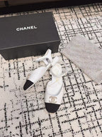 FLAT SLINGBACKS IN WHITE CALFSKIN AND BLACK FABRIC