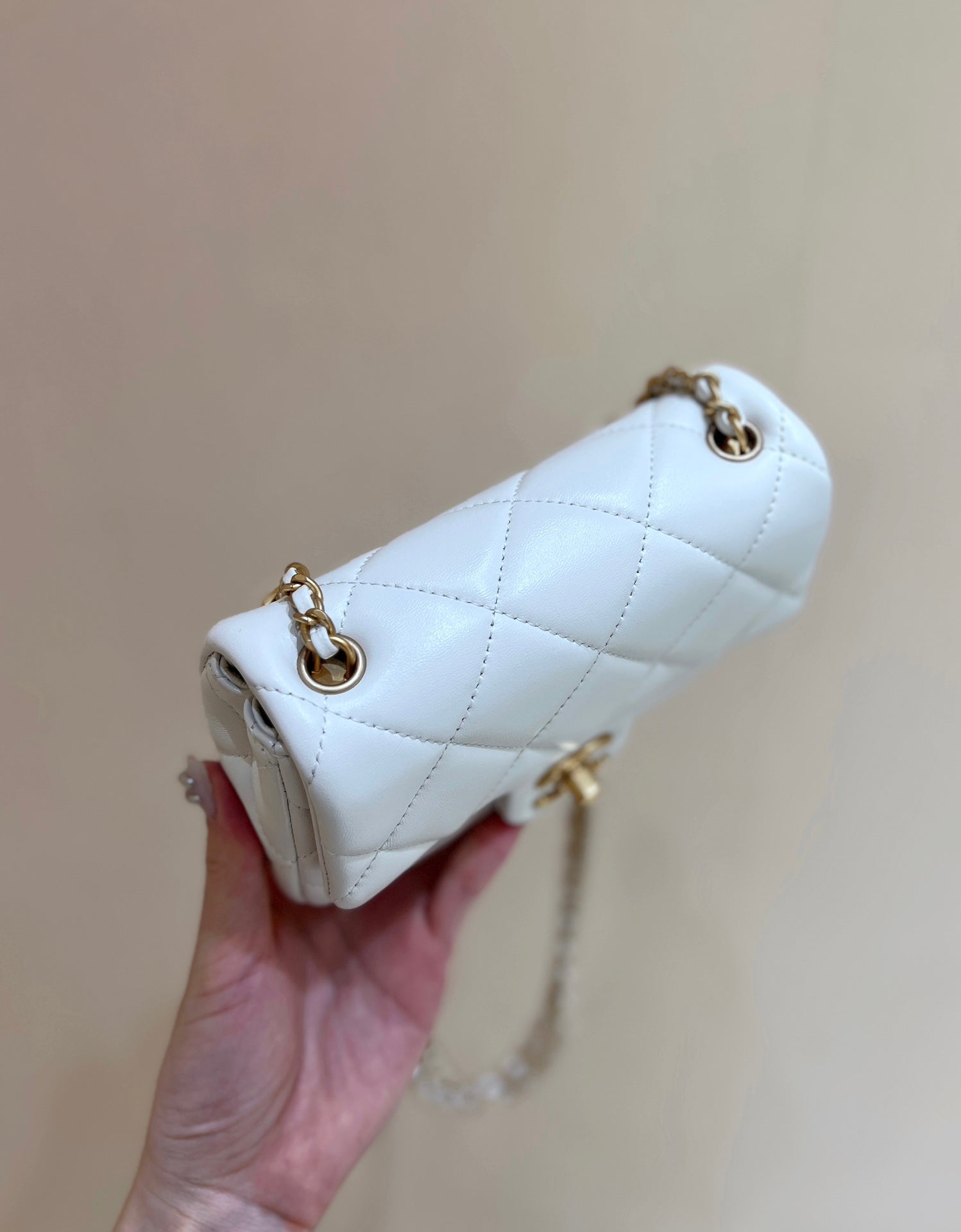 25S CHANEL CROSSBODY HANDBAG 17 IN WHITE LAMBSKIN GOLD HARDWARE