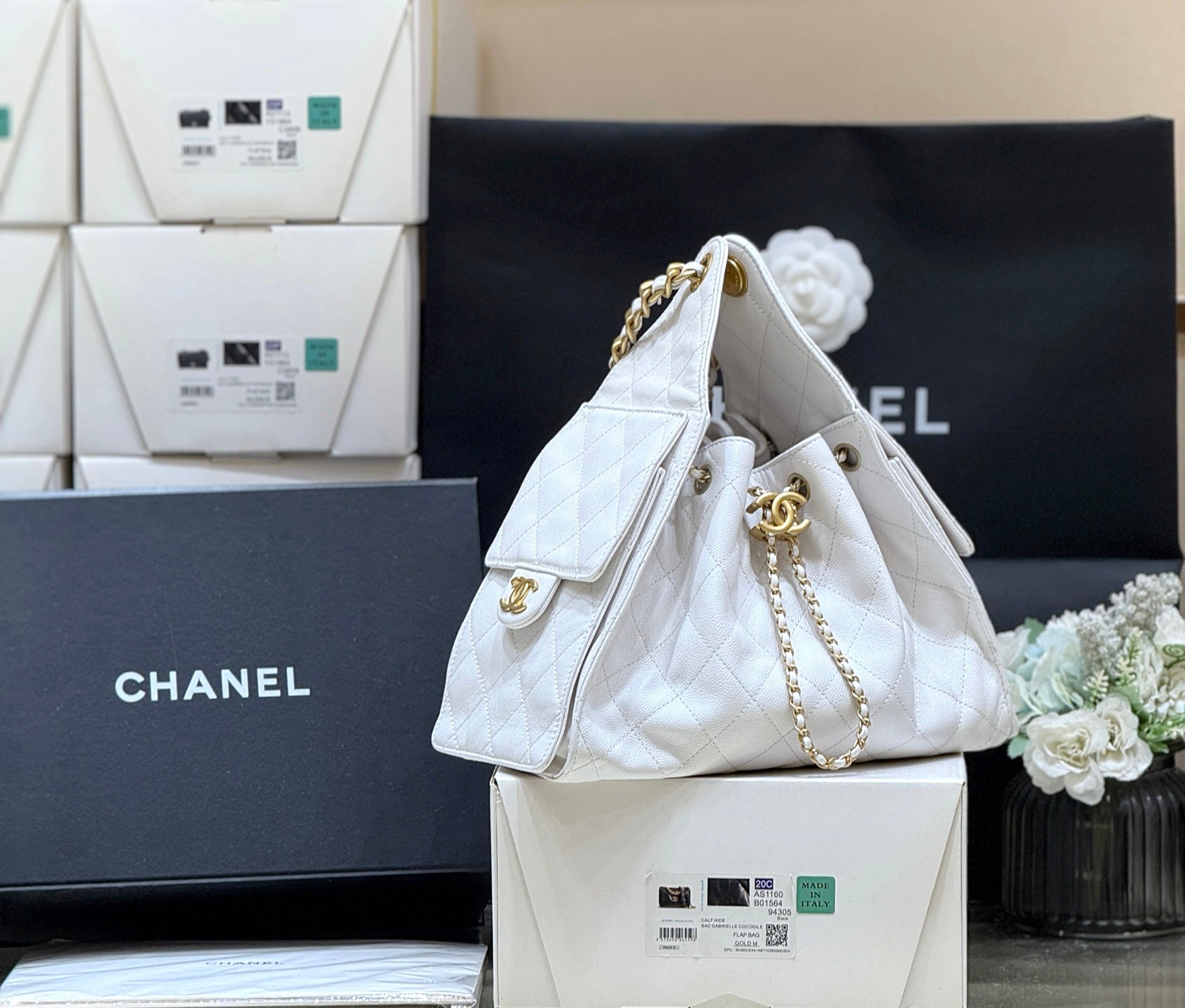 CC 25 HANDBAG IN WHITE 30 GRAINED CALFSKIN GOLD HARDWARE