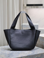LE 5 À 7 BEA TOTE BAG 50 IN BLACK LAMBSKIN GOLD LOGO