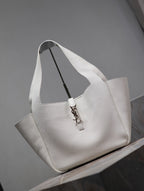 LE 5 À 7 BEA TOTE BAG 50 IN WHITE LAMBSKIN GOLD LOGO