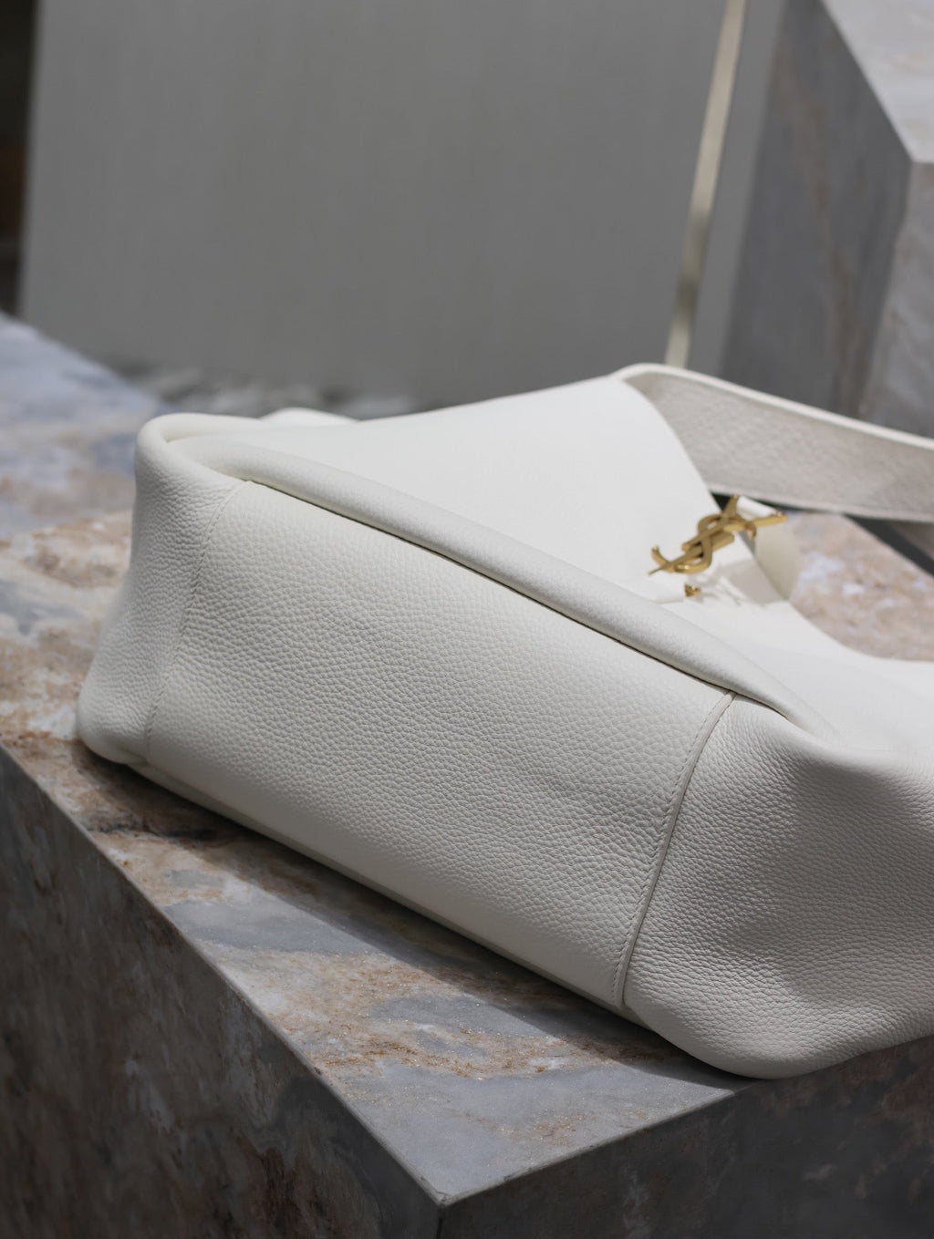 LE 5 À 7 BEA TOTE BAG 50 IN WHITE LAMBSKIN GOLD LOGO
