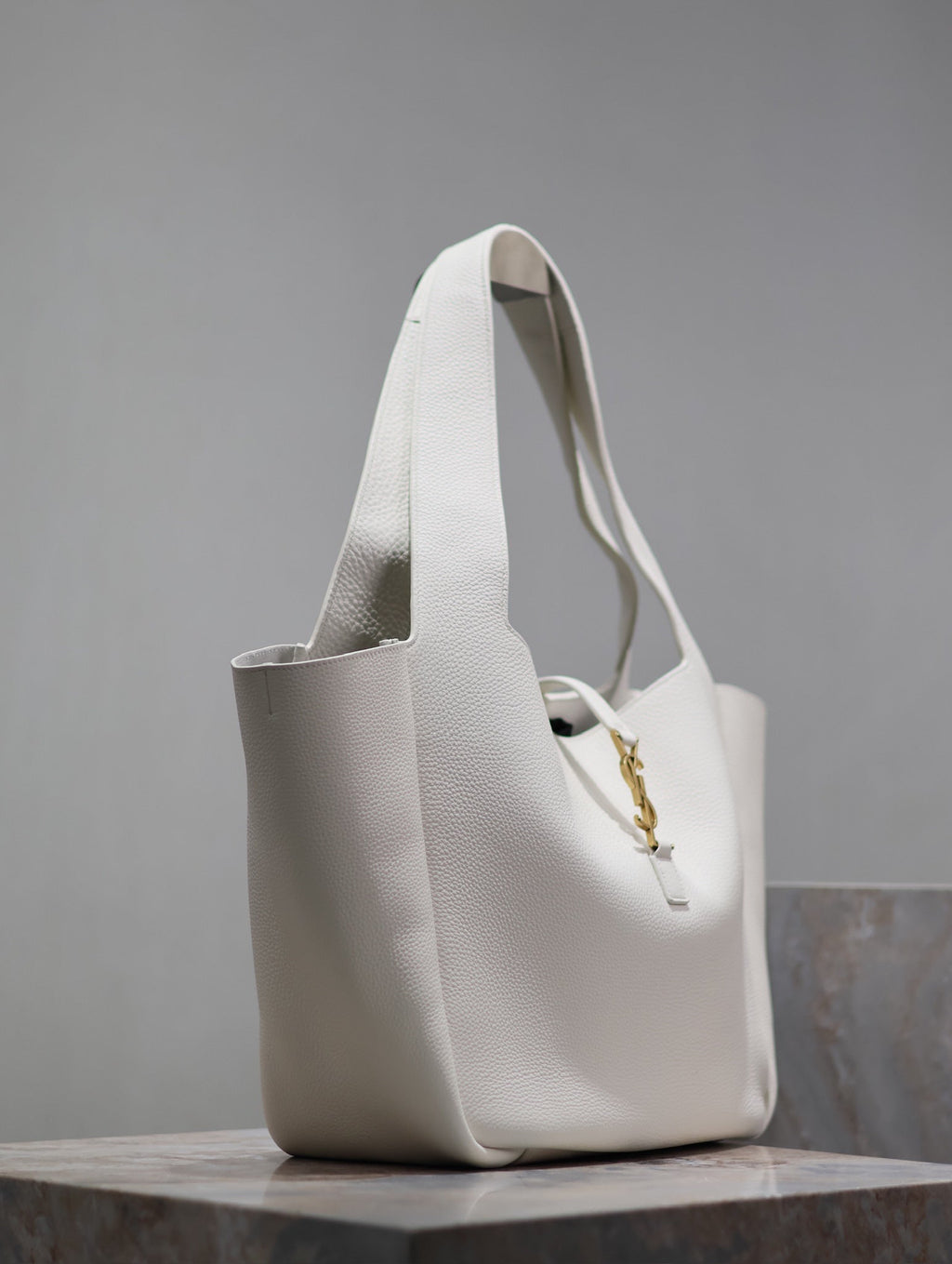 LE 5 À 7 BEA TOTE BAG 50 IN WHITE LAMBSKIN GOLD LOGO