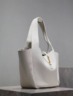 LE 5 À 7 BEA TOTE BAG 50 IN WHITE LAMBSKIN GOLD LOGO