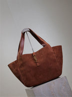 LE 5 À 7 BEA TOTE BAG 50 IN RED BROWN SUEDE GOLD LOGO