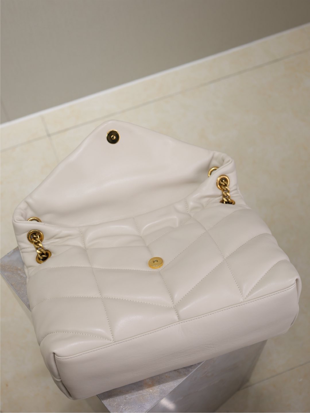YSL 25S LOULOU PUFFER GM 35 IN BLANC  CALFSKIN GOLD HARDWARE