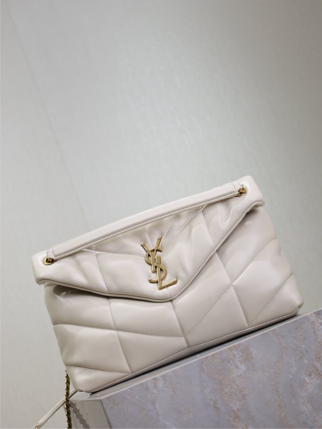 YSL 25S LOULOU PUFFER GM 35 IN BLANC  CALFSKIN GOLD HARDWARE