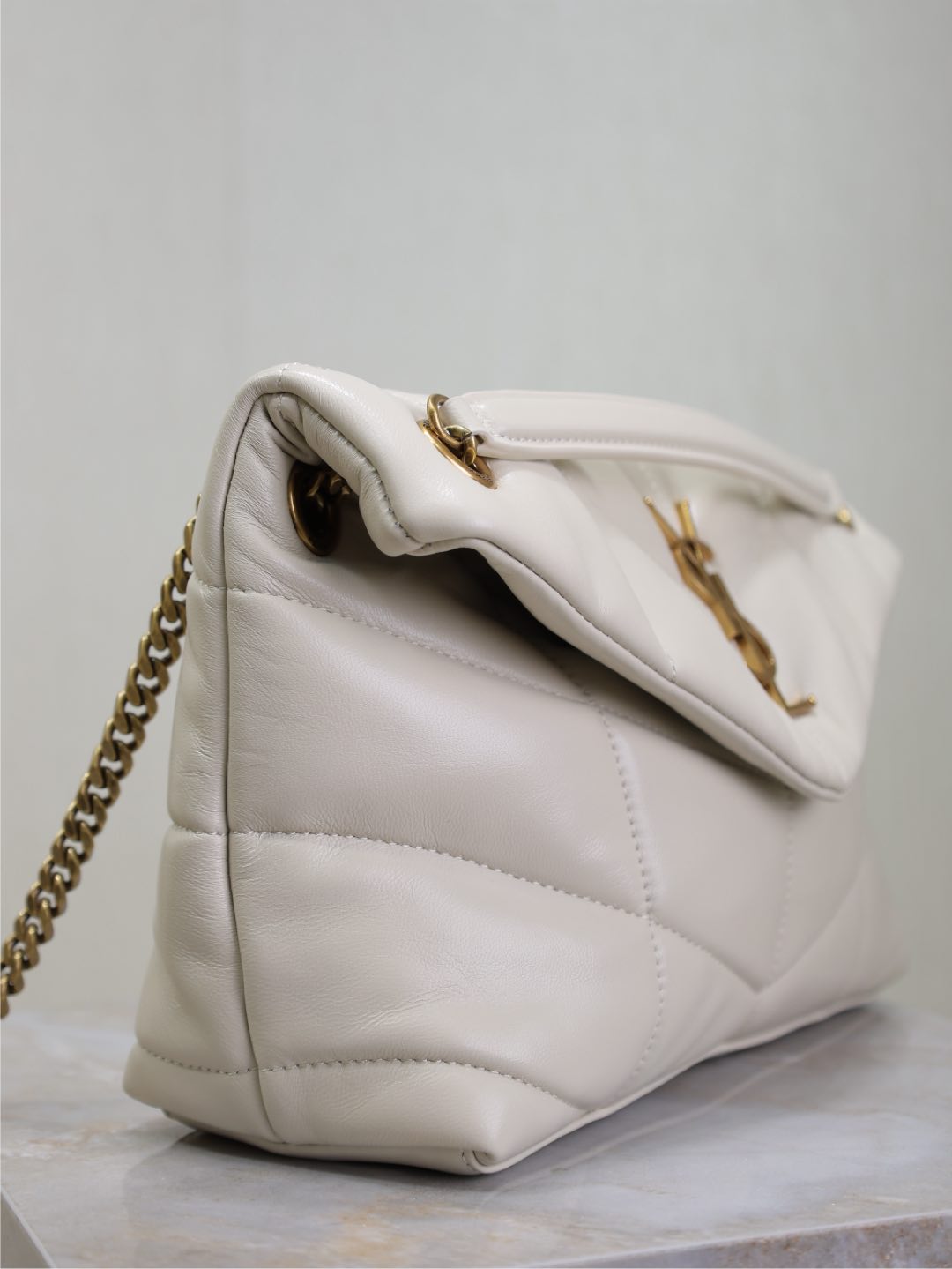 YSL 25S LOULOU PUFFER MM 29 IN BLANC  CALFSKIN GOLD HARDWRE