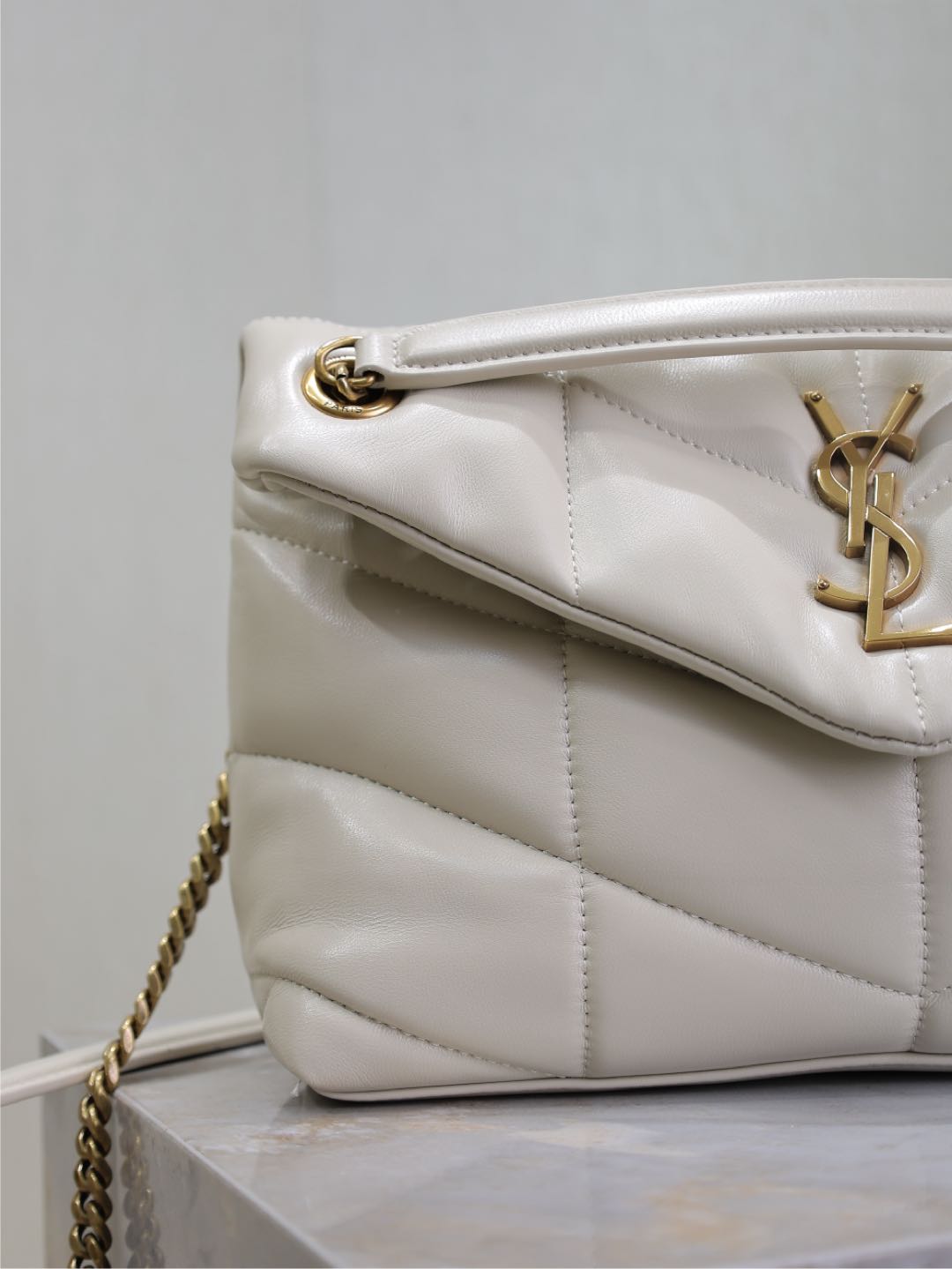 YSL 25S LOULOU PUFFER MM 29 IN BLANC  CALFSKIN GOLD HARDWRE