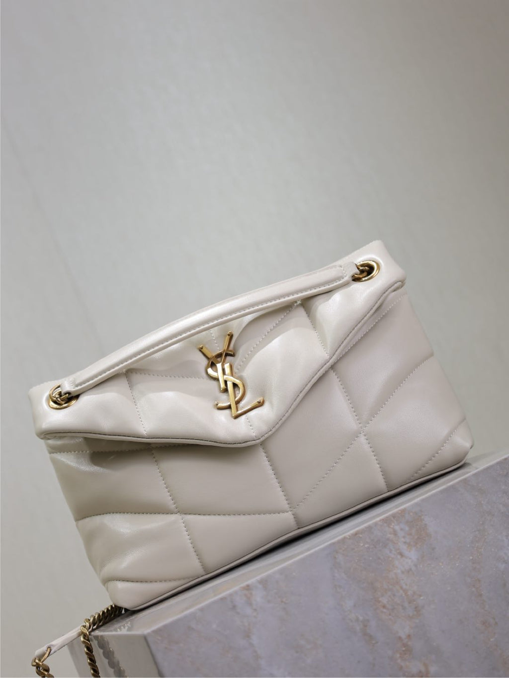 YSL 25S LOULOU PUFFER MM 29 IN BLANC  CALFSKIN GOLD HARDWRE