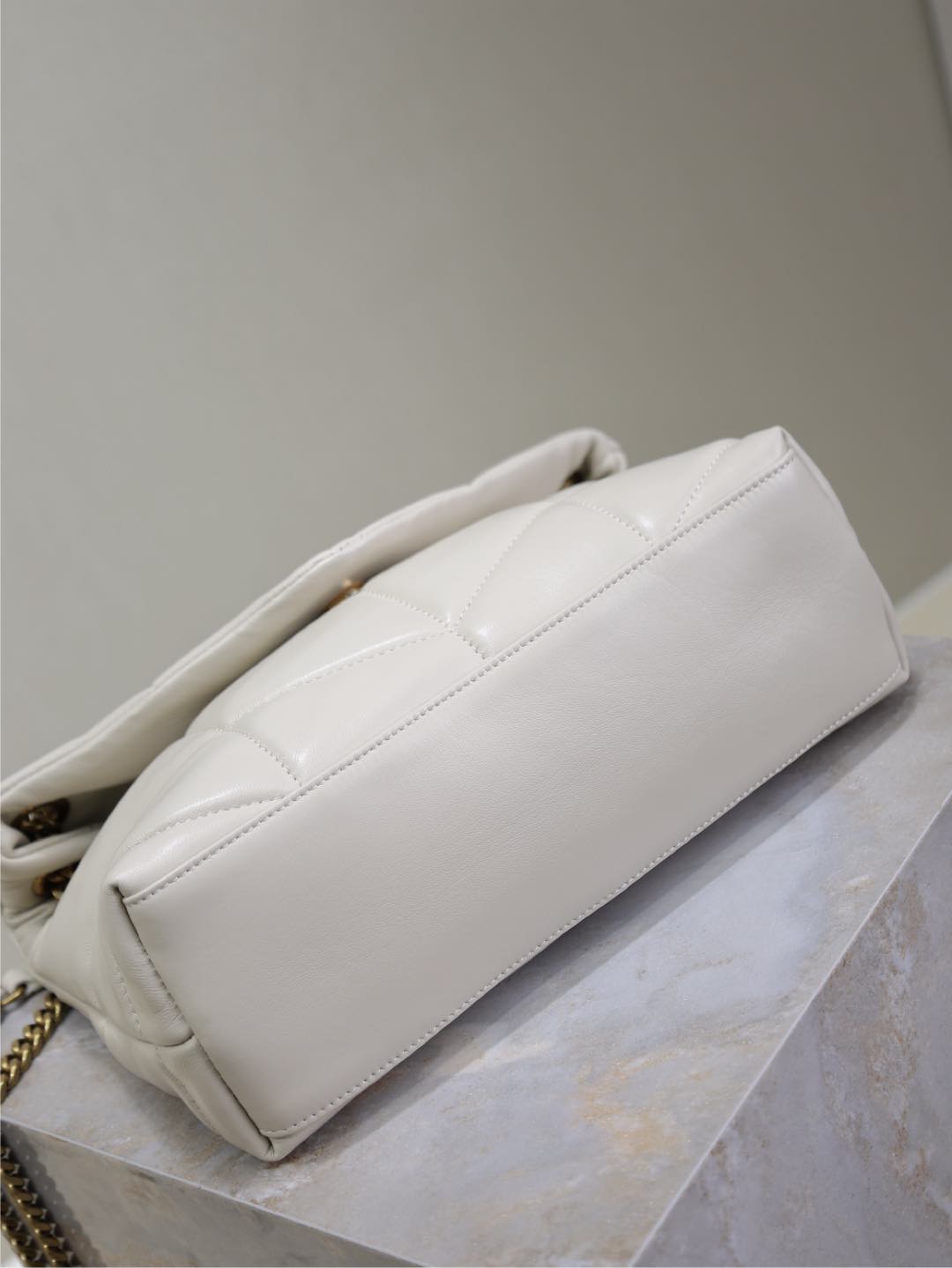 YSL 25S LOULOU PUFFER MM 29 IN BLANC  CALFSKIN GOLD HARDWRE