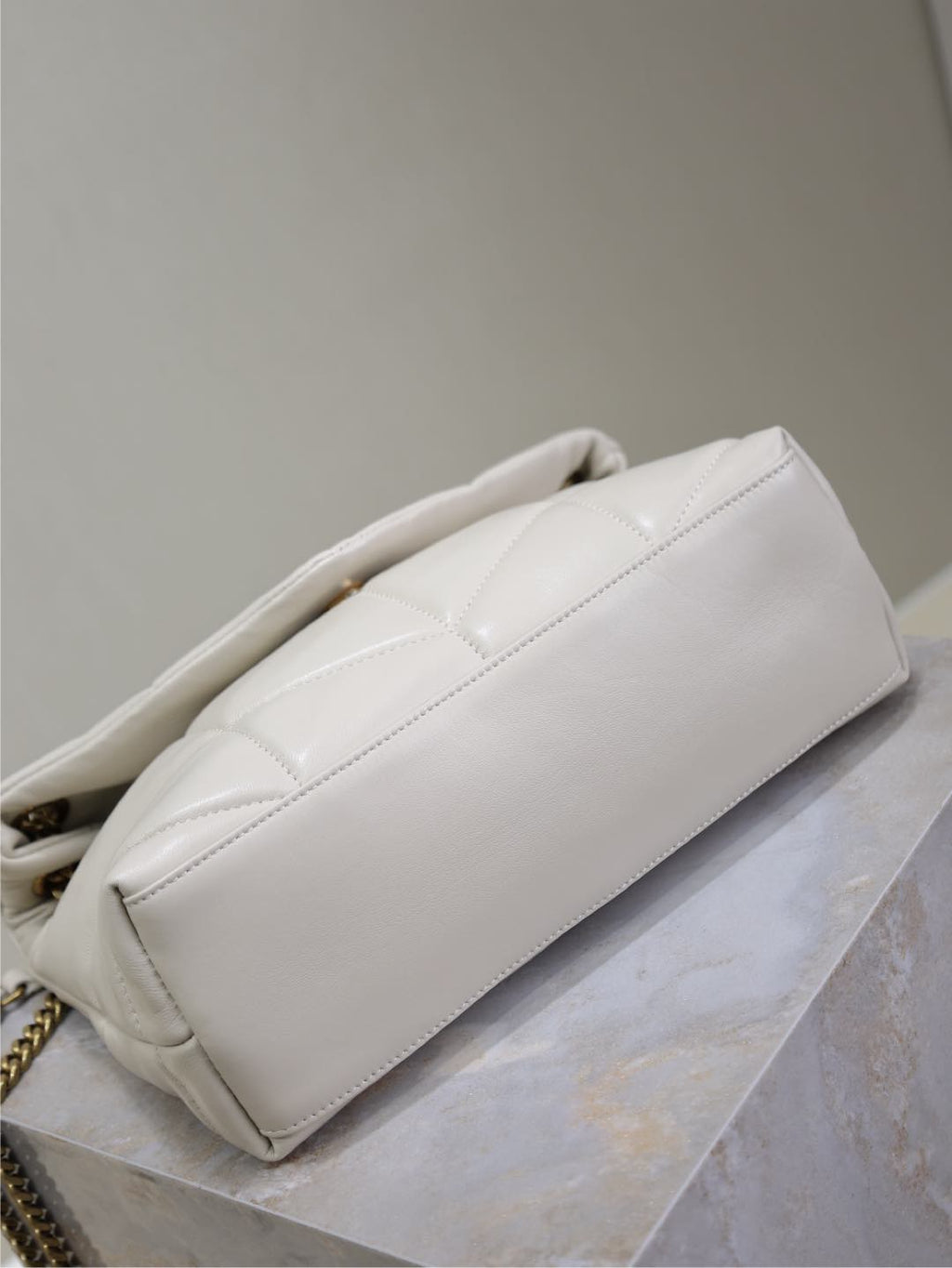 YSL 25S LOULOU PUFFER MM 29 IN BLANC  CALFSKIN GOLD HARDWARE