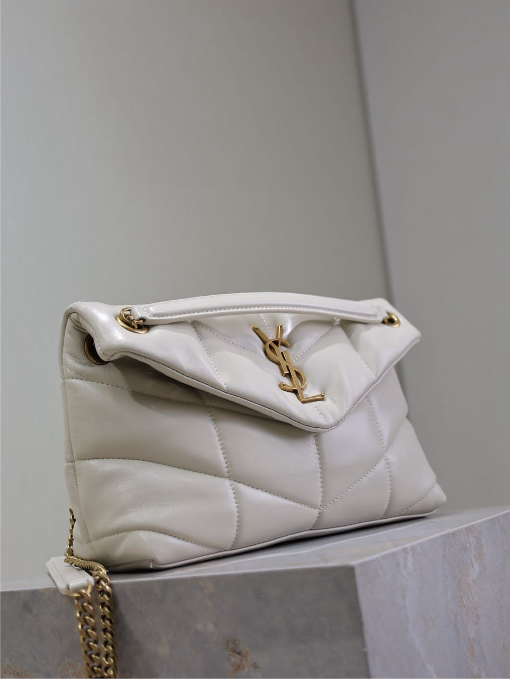 YSL 25S LOULOU PUFFER MM 29 IN BLANC  CALFSKIN GOLD HARDWARE