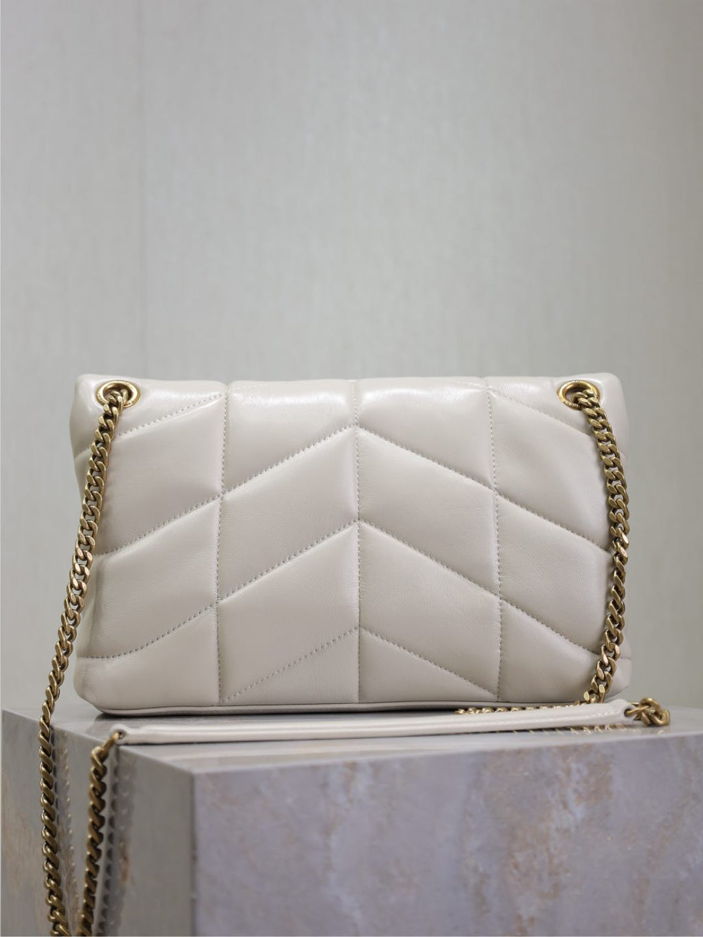 YSL 25S LOULOU PUFFER MM 29 IN BLANC  CALFSKIN GOLD HARDWARE