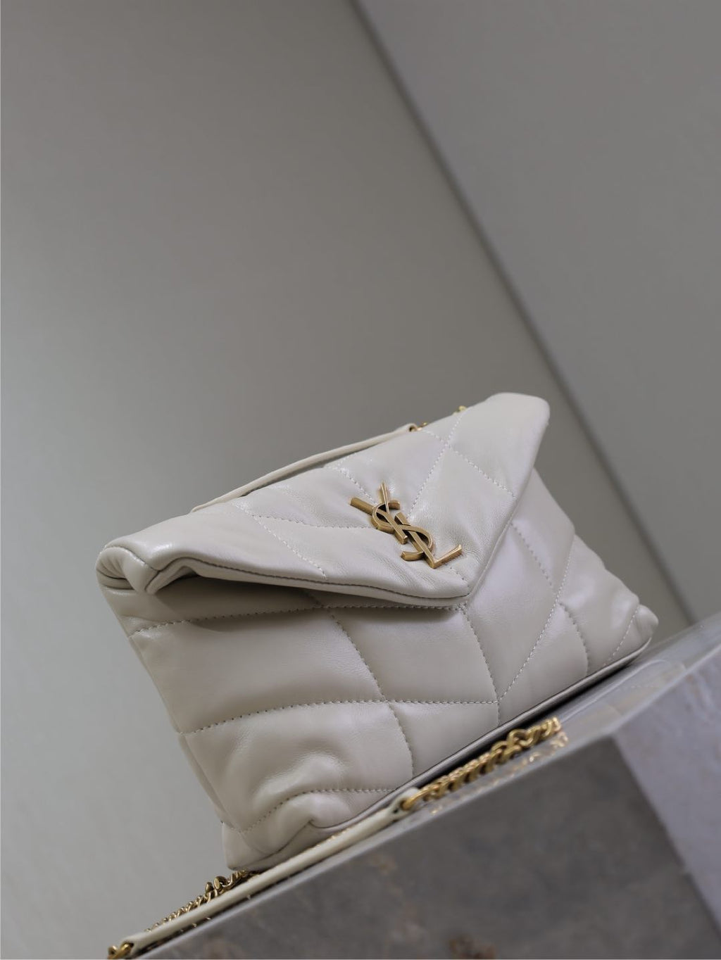 YSL 25S LOULOU PUFFER MINI 23 IN BLANC  CALFSKIN GOLD HARDWRE