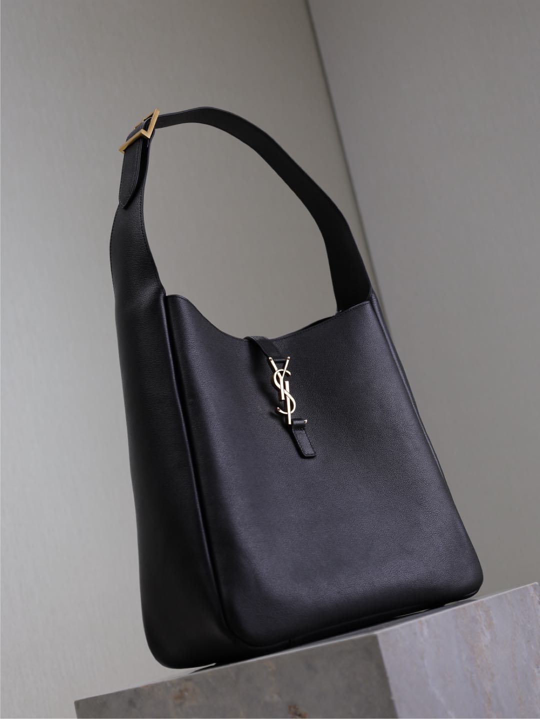 LE 5 À 7 HANDBAG 31 IN BLACK CALFSKIN GOLD HARDWARE