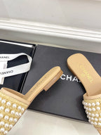 FLAT SLIDE IN FLAX YELLOW CALFSKIN WITH PEARLS
