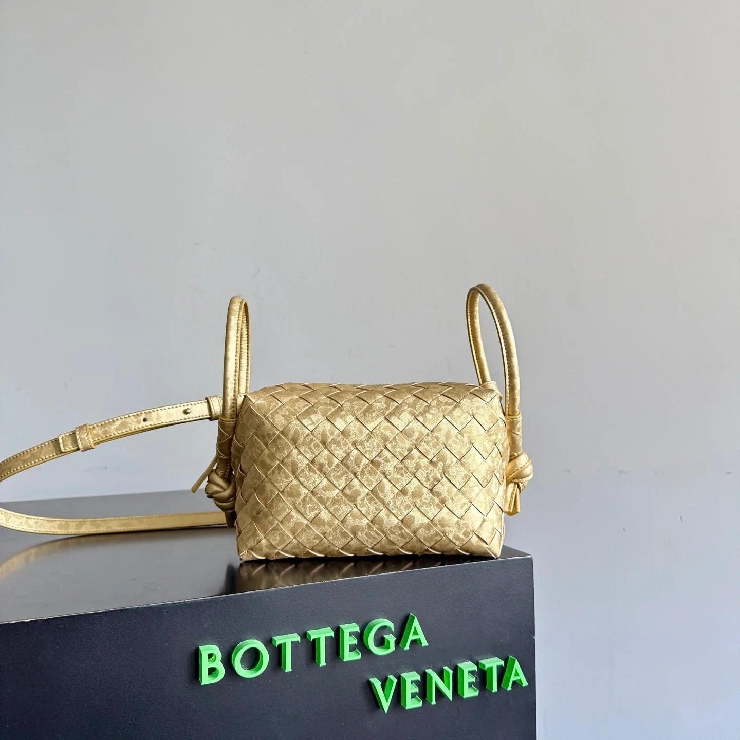 Bottega Veneta 2026 Loop Bag 21cm Gold Intrecciato Woven Leather 137120