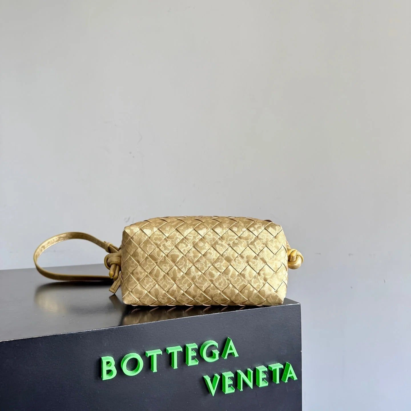 Bottega Veneta 2026 Loop Bag 21cm Gold Intrecciato Woven Leather 137120