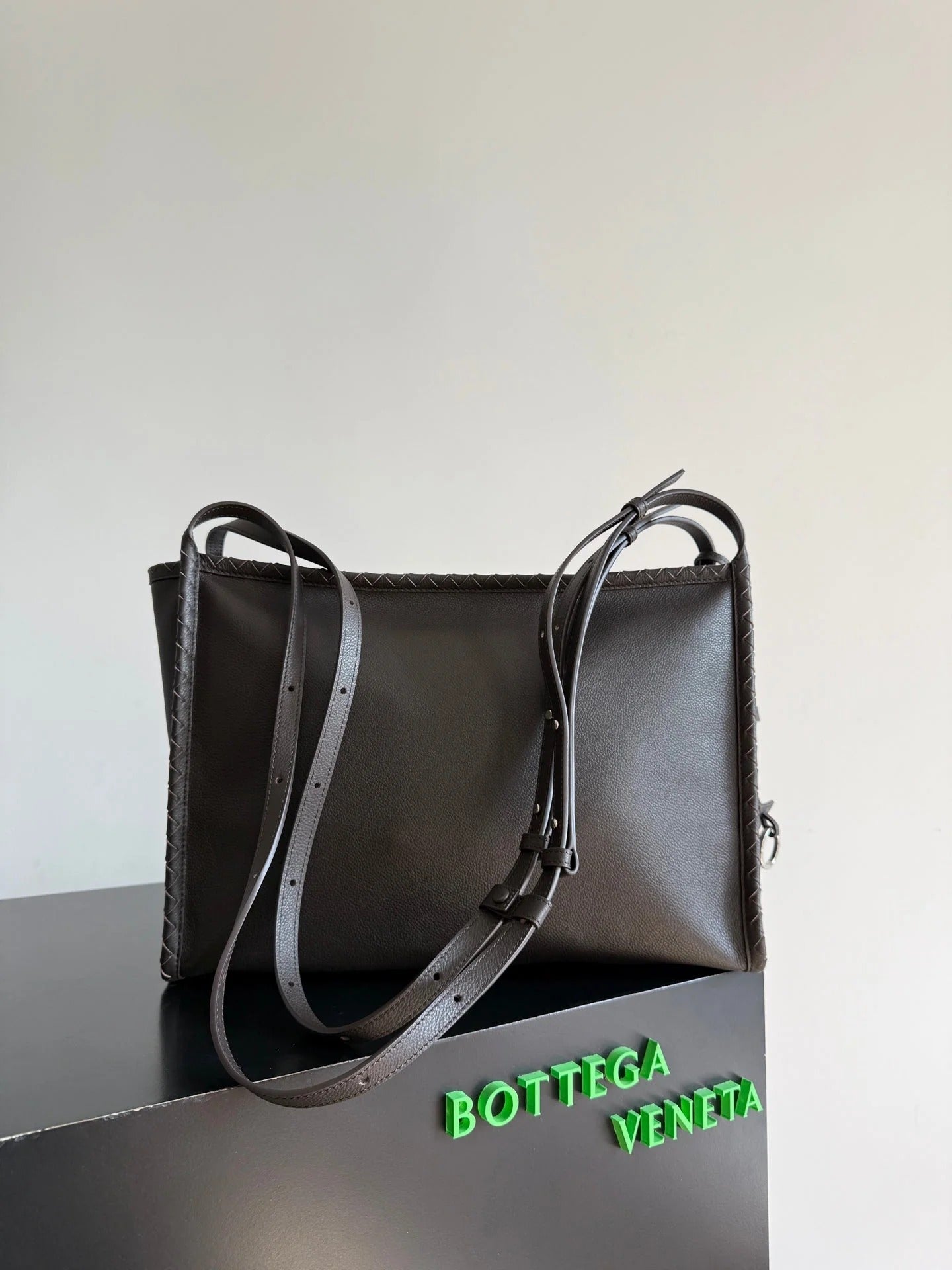 Bottega Veneta 2026 Corriere Zipped Messenger Bag Dark Brown Calfskin 136952
