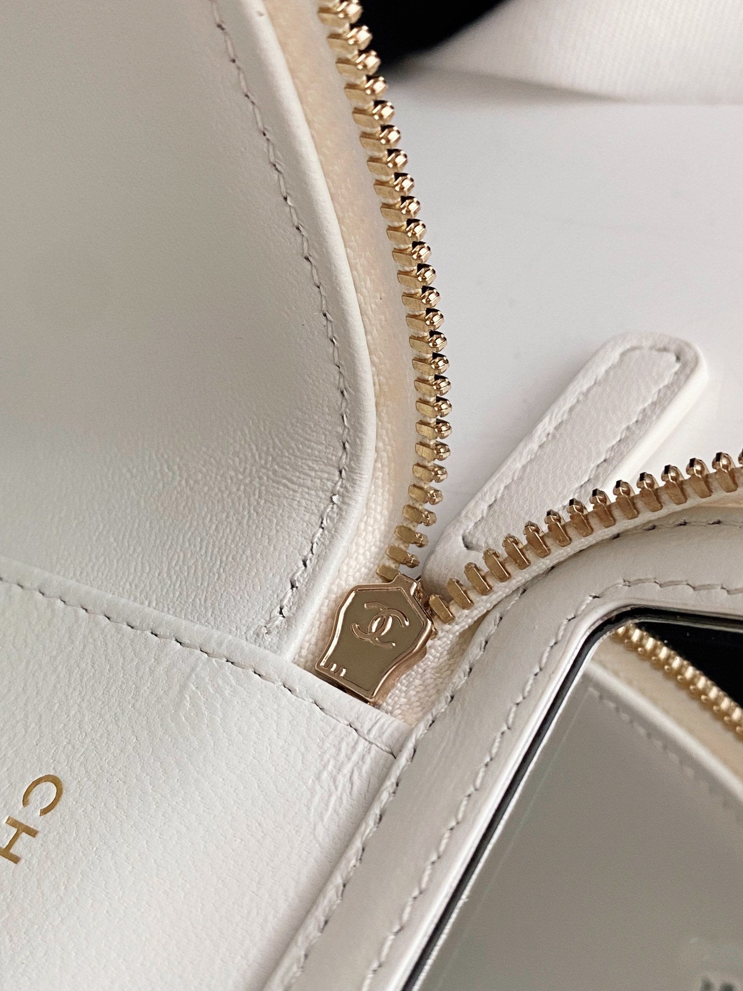CHL - Small Vanity With Chain White For Women Bags 4.3in/11LO